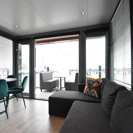 Unique Floating In Volendam, Cleaning Included 船屋