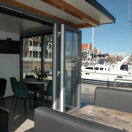 Unique Floating In Volendam, Cleaning Included 船屋