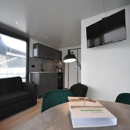 Unique Floating In Volendam, Cleaning Included 船屋 *