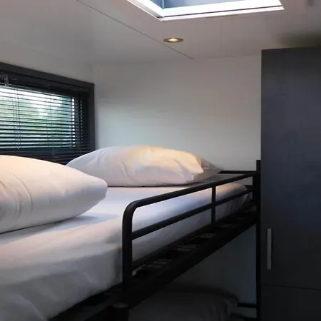 Unique Floating In Volendam, Cleaning Included 船屋