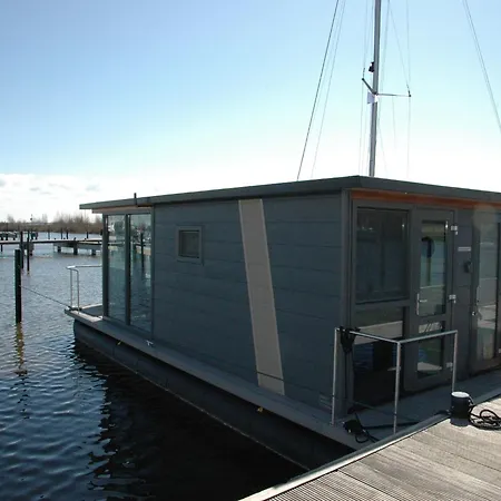 Unique Floating In Volendam, Cleaning Included 船屋 福伦丹