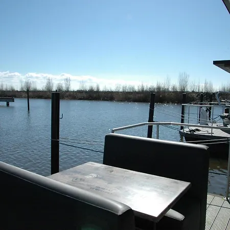 Unique Floating In Volendam, Cleaning Included 船屋 福伦丹