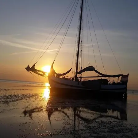 Unique Floating In Volendam, Cleaning Included *